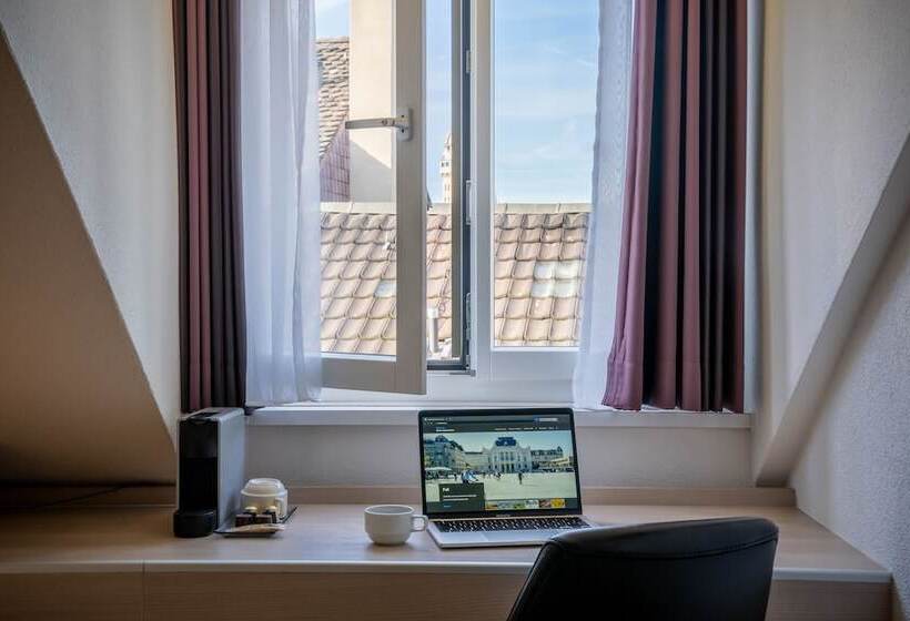 Standard Single Room, Alexander