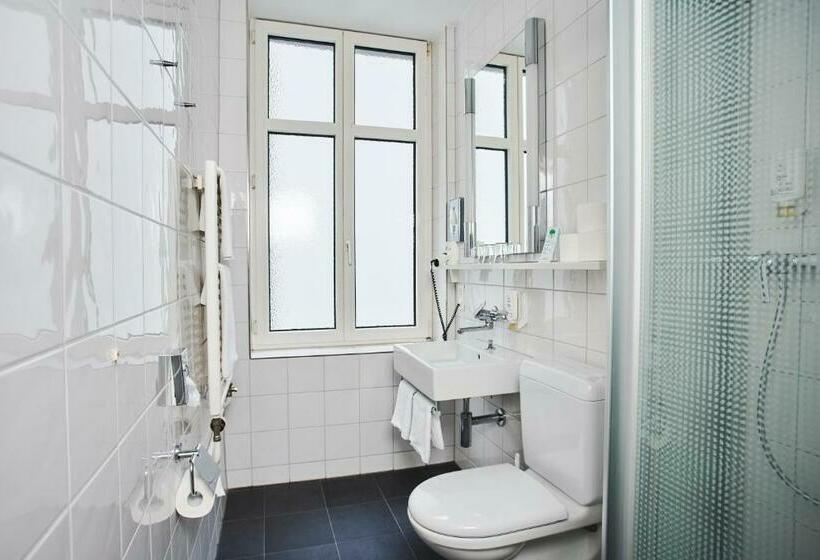 Standard Triple Room, Bristol Zurich