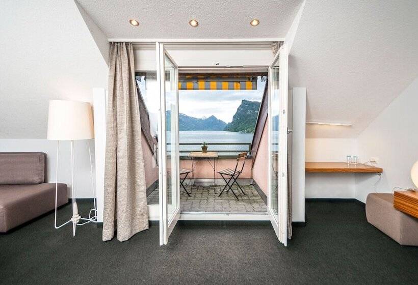 带河湖景观的轻年套房, Seehotel Kastanienbaum