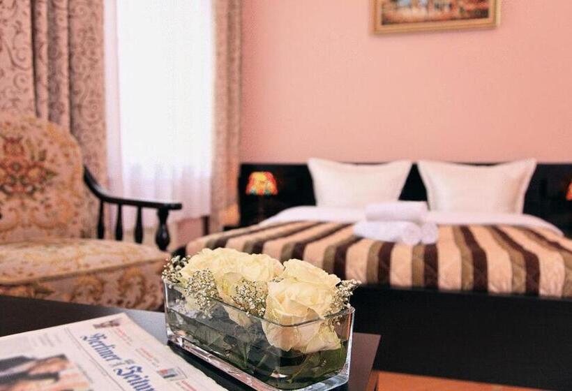 اتاق راحتی سه تخته, Pension Cortina