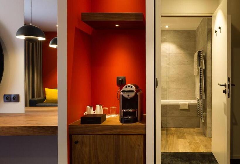 جناح جونيور, Hostellerie Du Chapeau Rouge