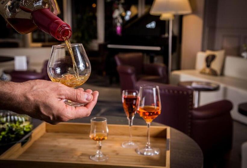 Четырехместный Номер Стандарт, Logis Hotels Grand Hotel D Orléans
