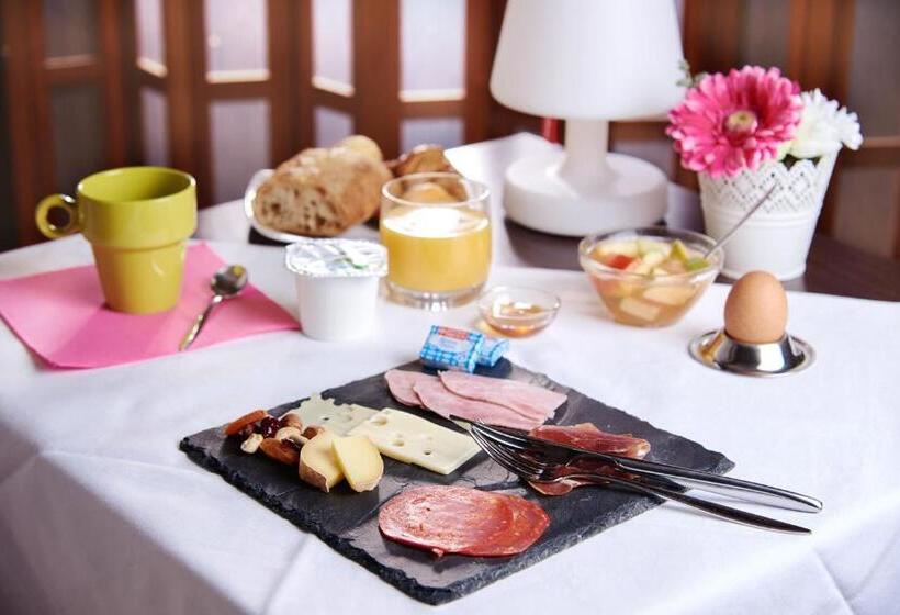 4인용 스탠다드 룸, Logis Hotels Grand Hotel D Orléans