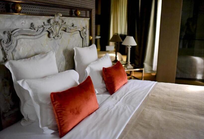 Полулюкс Повышенной Комфортности, Grand Hôtel Du Lion D Or