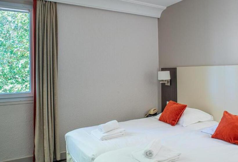 Номер Стандарт Трехместный, Logis Hôtels  Hôtel Et Restaurant Domaine De Fompeyre