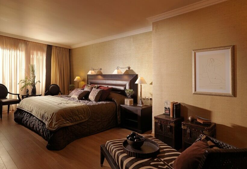 Suite Prezidențial, Divani Caravel