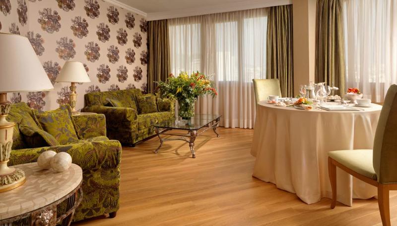 Suite cu Priveliști, Divani Caravel