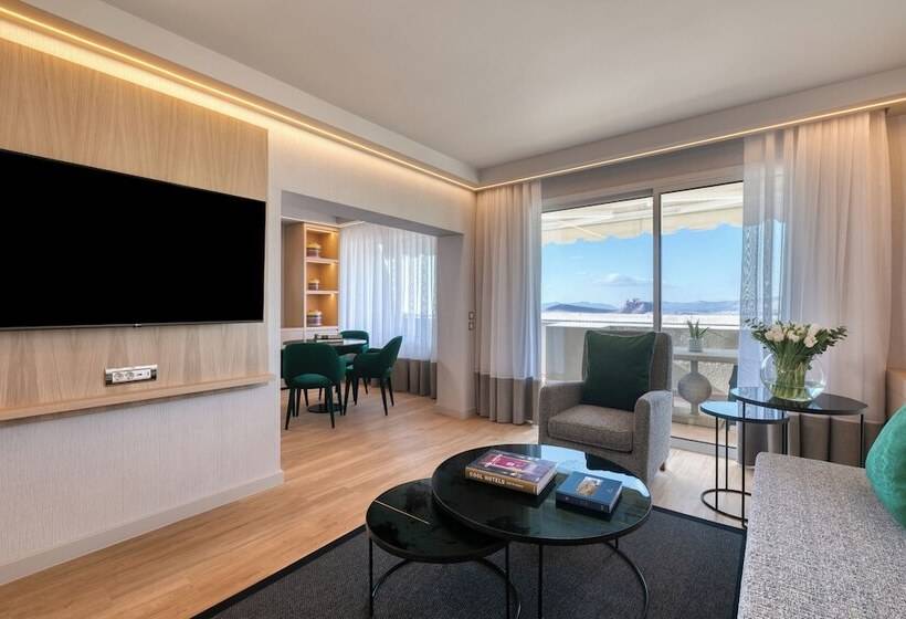 Suite cu Priveliști, Divani Caravel