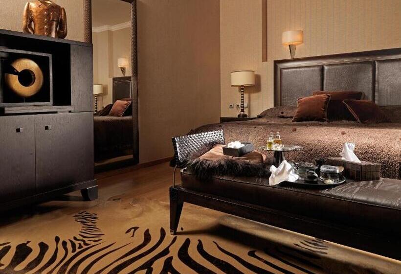 Suite cu Priveliști, Divani Caravel