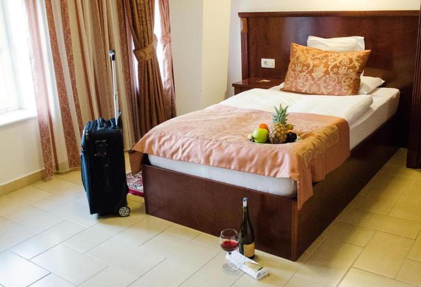 اتاق استاندارد یک نفره, Dorottya