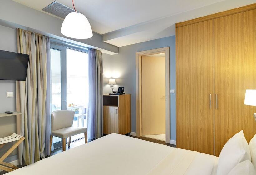 Quarto Superior com Terraço, Phidias Piraeus