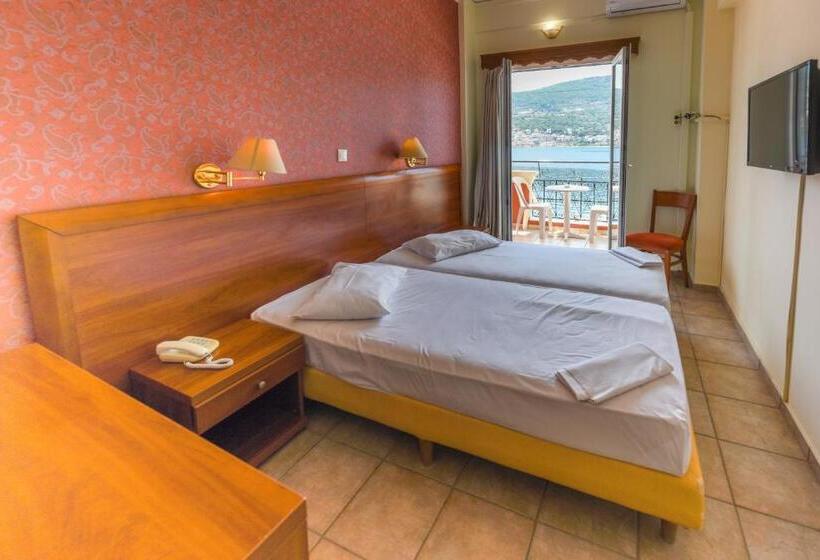 اتاق راحتی با چشم‌انداز دریا, Samos City