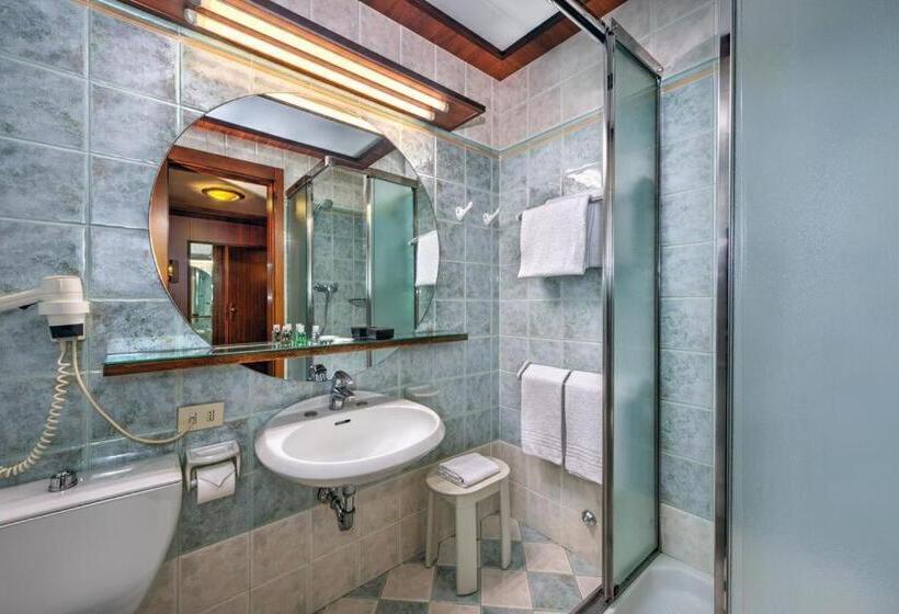 四人标准间, Grand Hotel Elite
