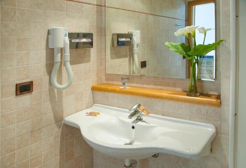 Номер Стандарт Трехместный, Terminal   Caroli Hotels