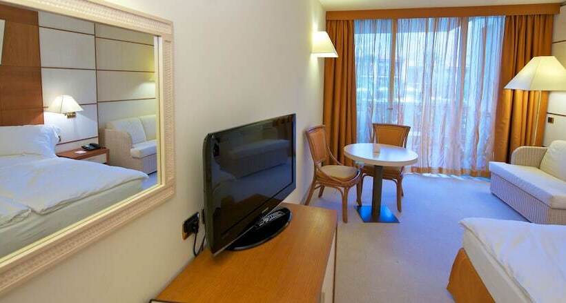 سوئیت جونیور با چشم‌انداز باغ, Park Hotel Imperial