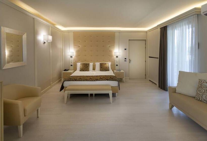 سوییت با چشم‌انداز باغ, Park Hotel Imperial
