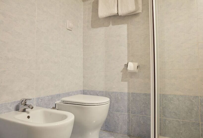 اتاق اساندارد با چشمانداز جانبی به دریا, Albergo Celeste