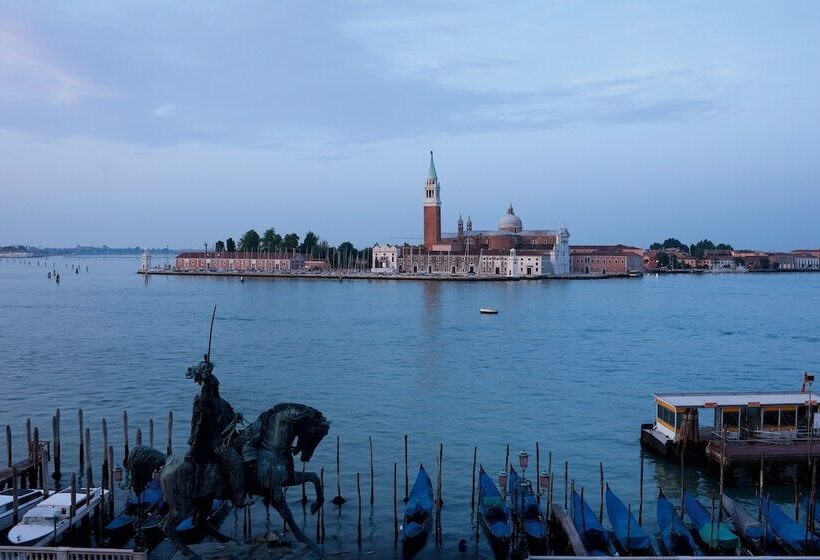 اتاق لوکس با چشم‌انداز دریاچه, Londra Palace Venezia