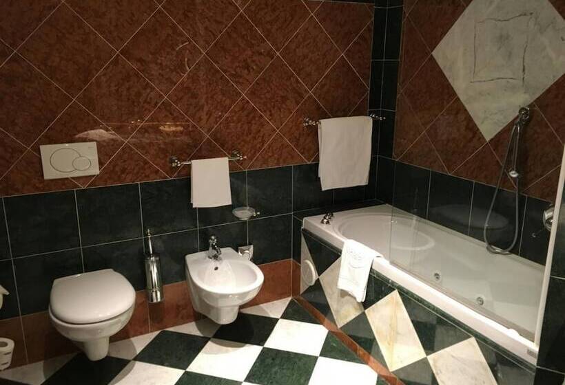 Номер Стандарт Вид на Озеро, Regina Palace