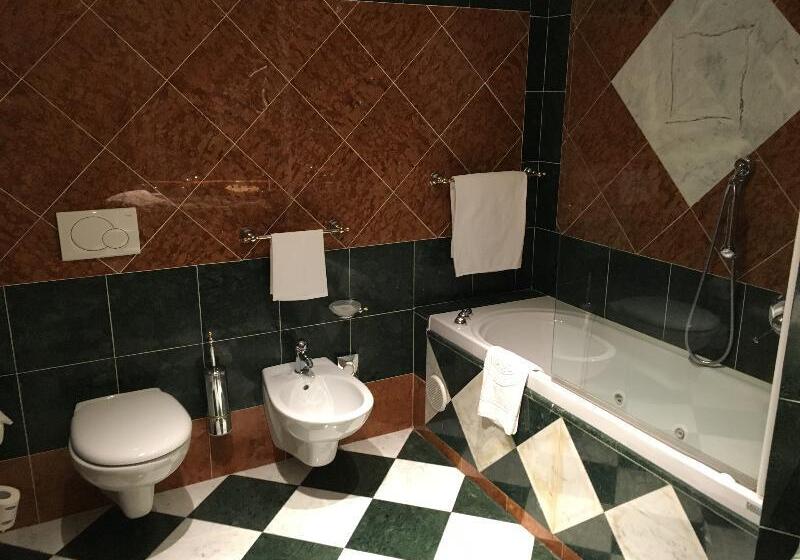 חדר סטנדרט לשלושה, Regina Palace