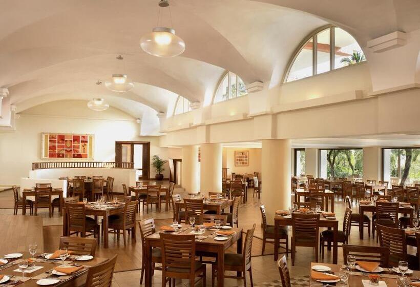 اتاق لوکس با تخت بزرگ, Taj Cidade De Goa Heritage, Goa