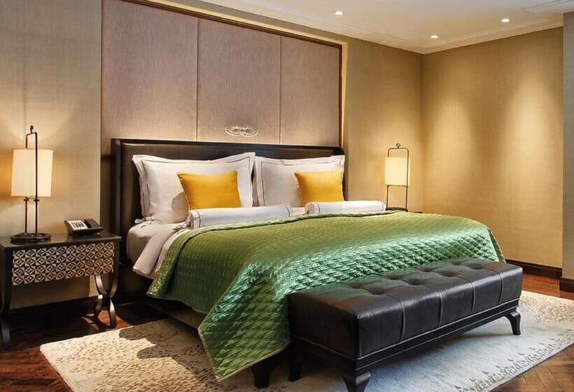 小室, The Claridges New Delhi