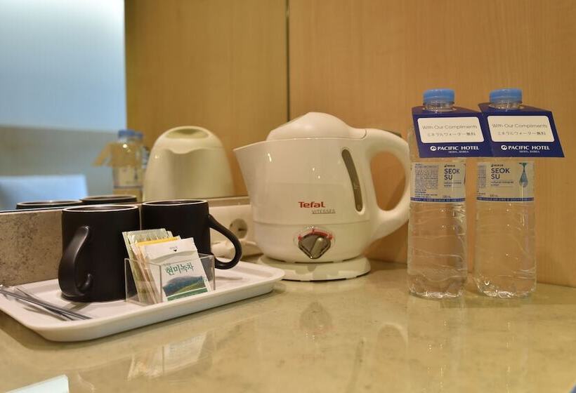 اتاق خانوادگی, Pacific