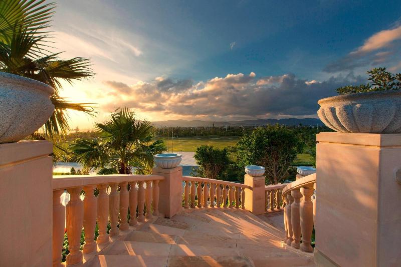 سوئیت اجرایی با تخت کینگ, Intercontinental Muscat, An Ihg
