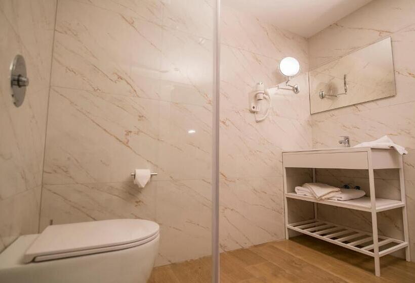 اتاق سه نفره سوپریور با چشم‌انداز دریا, Seaview Hotel   Adults Only 16 Plus