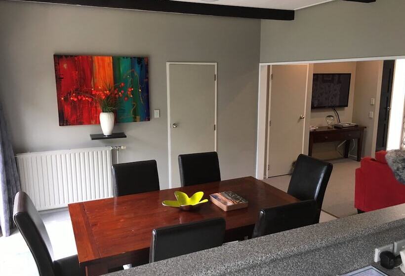 Апартаменты 4 Спальни, George Street Motel Apartments