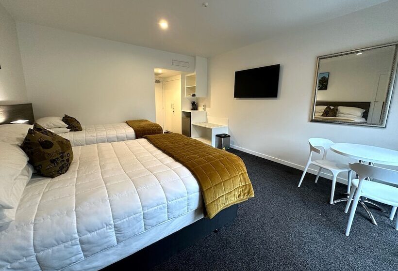 패밀리 스튜디오, The Devon Hotel A Heritage