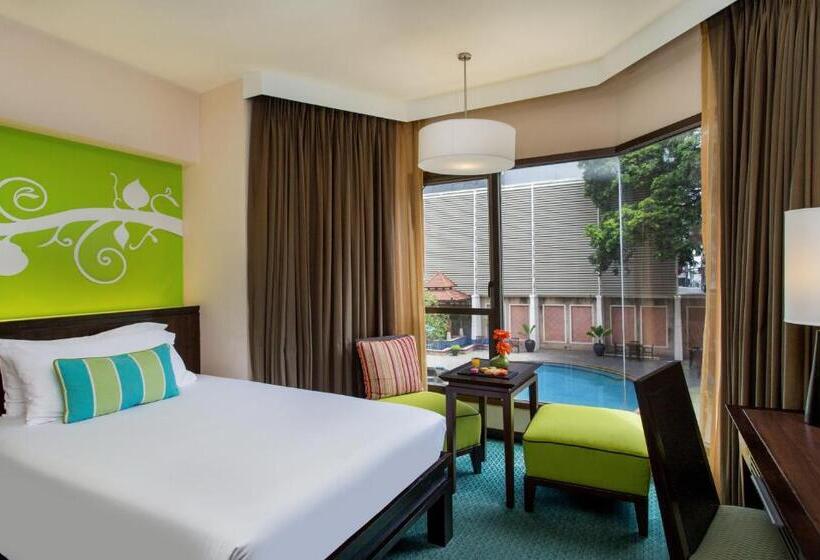 Номер Deluxe Вид на Бассейн, The Bayview Hotel Pattaya