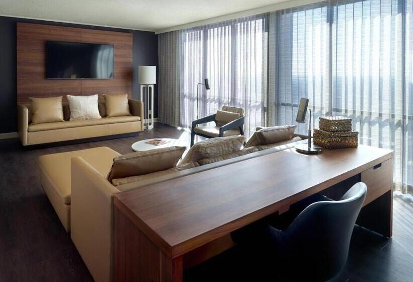מיטת קינג בסוויטה, Atlanta Marriott Marquis