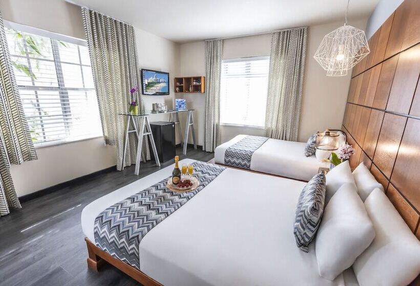 带2个双人床的标准工作室, Chesterfield Hotel & Suites