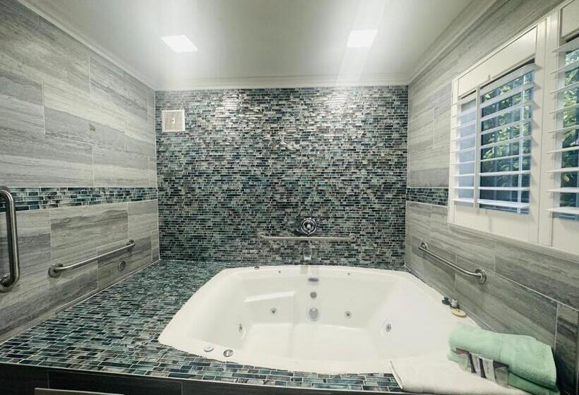 سوئیت با تخت بزرگ, Casa Blanca Hotel & Suites Orange Sr 55 Freeway, Near Honda Center, Chapman University, Disneyland