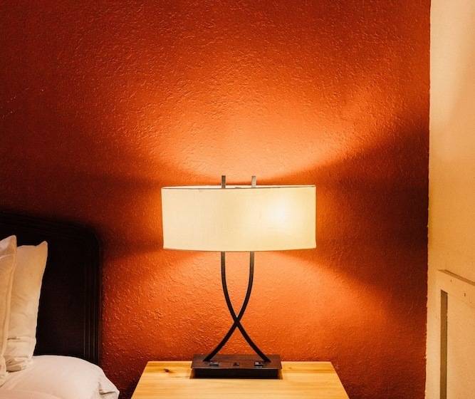 غرفة قياسية سرير كينج, Brookside Lodge