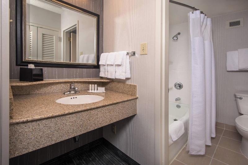 Люкс Кровать Кинг, Courtyard By Marriott Fairfax Fair Oaks