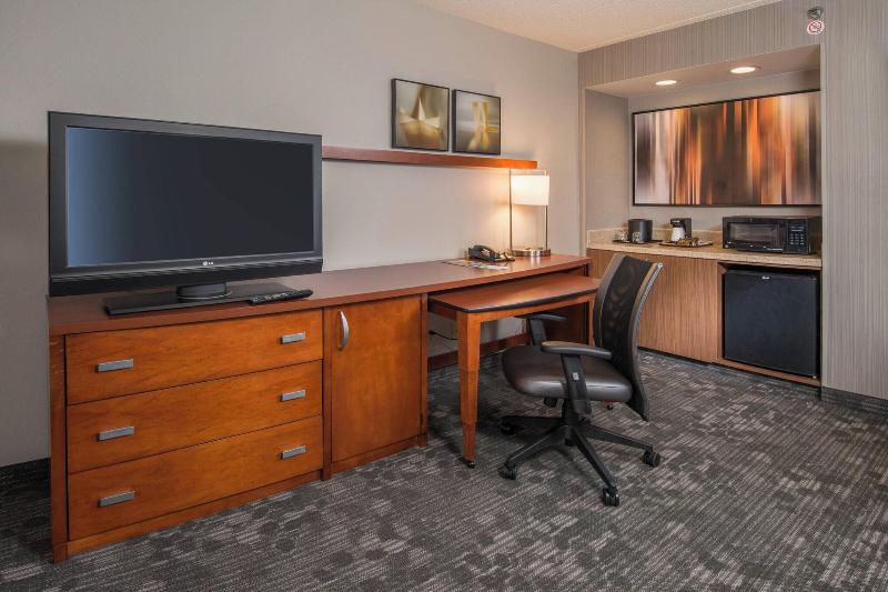Люкс, Courtyard By Marriott Fairfax Fair Oaks
