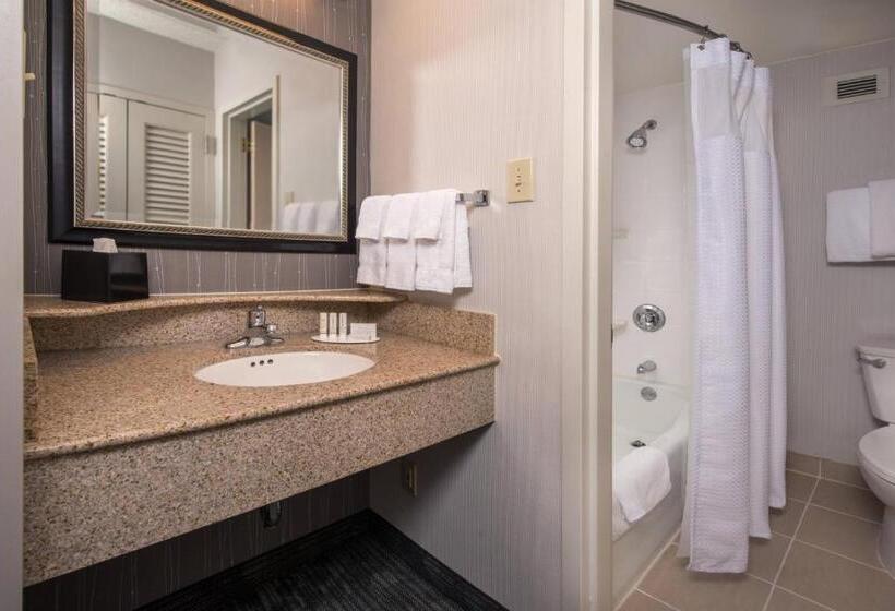 Люкс Кровать Кинг, Courtyard By Marriott Fairfax Fair Oaks