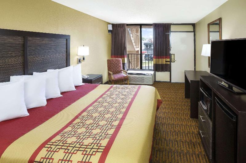 חדר סטנדרט עם מיטת קינג, Days Inn By Wyndham Columbus North Fort Moore