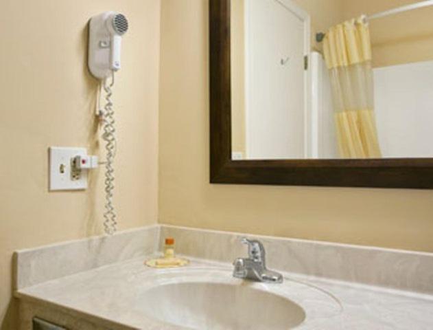 Номер Стандарт Адаптированный для Инвалидов, Days Inn By Wyndham Madisonville