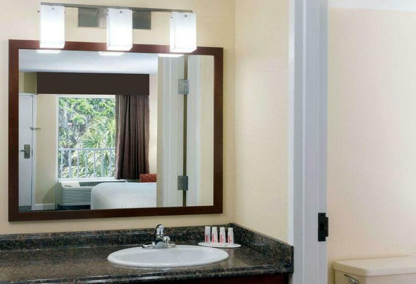 Номер Стандарт Кровать Кинг Адаптированный для Инвалидов, Days Inn By Wyndham Port Charlotte Town Center