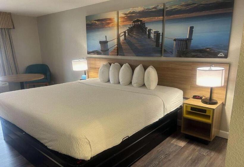 Номер Стандарт Кровать Кинг Адаптированный для Инвалидов, Days Inn By Wyndham Port Charlotte Town Center
