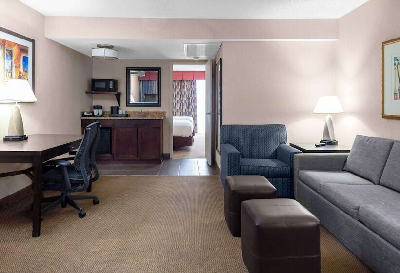 سوییت خانوادگی, Embassy Suites By Hilton Kansas City Plaza