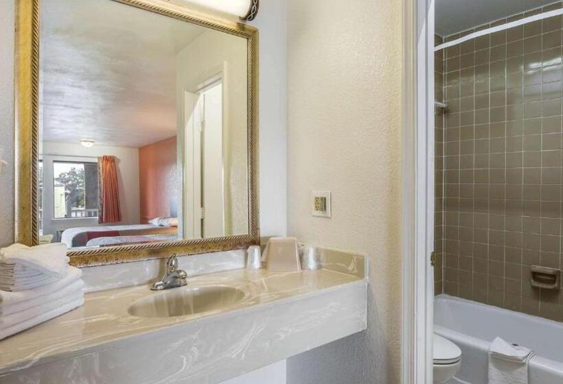Номер Deluxe Кровать Кинг, Motel 6 Portsmouth, Va