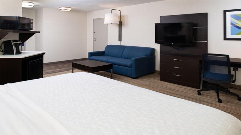 带大床的豪华间, Holiday Inn Express Cincinnati West, An Ihg