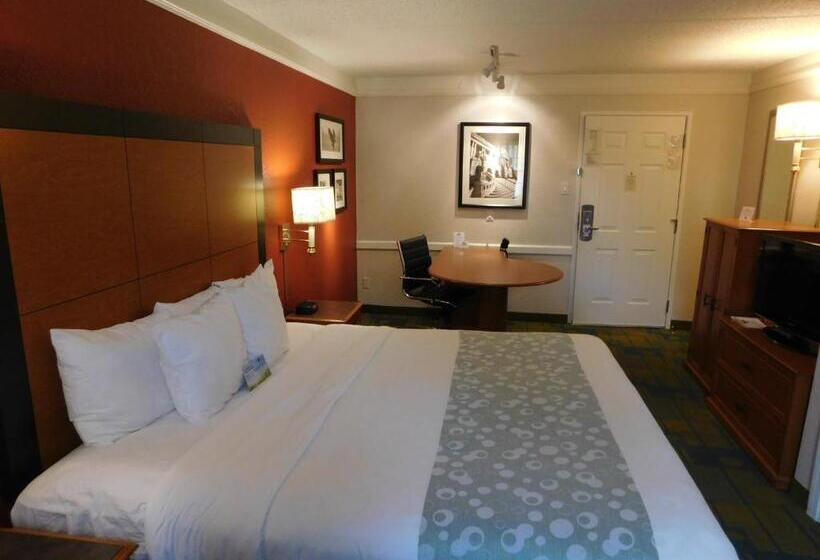 Standard Szoba King Size Bed, Days Inn & Suites By Wyndham Schaumburg  Woodfield Mall