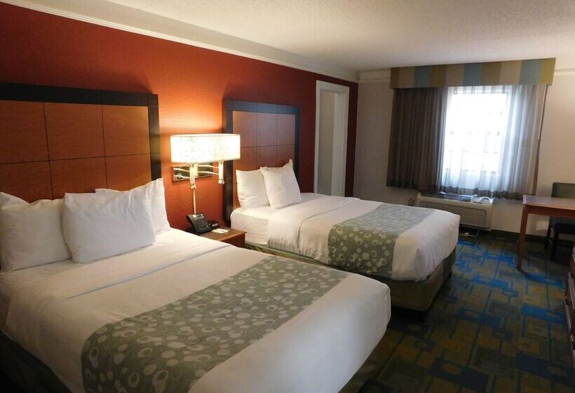 Lakosztály, Days Inn & Suites By Wyndham Schaumburg  Woodfield Mall
