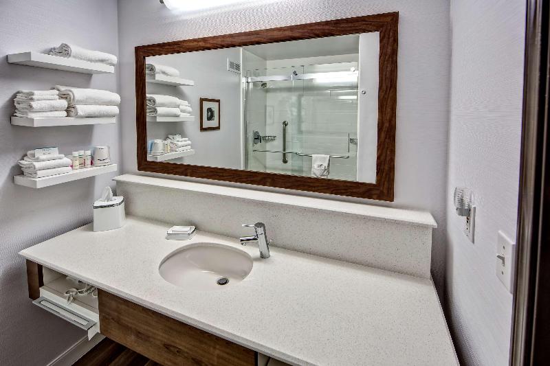 스위트 킹사이즈 침대, La Quinta Inn By Wyndham Savannah Midtown