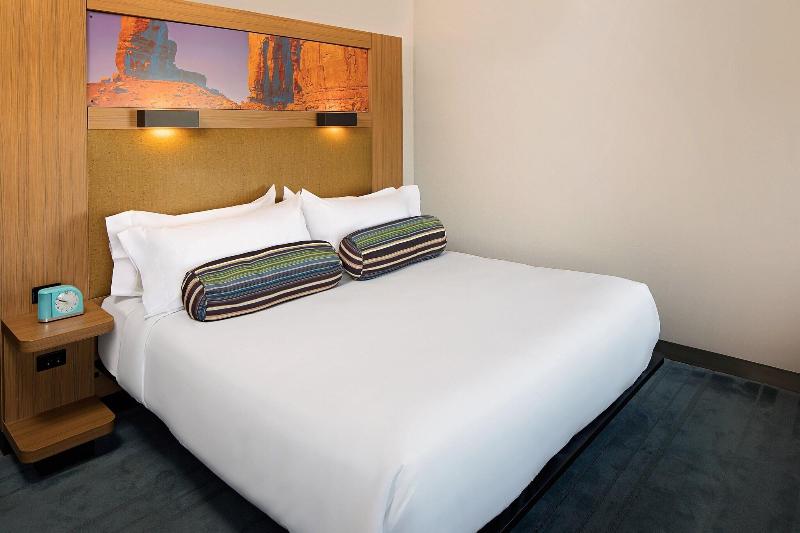 Номер Стандарт, Aloft Tucson University